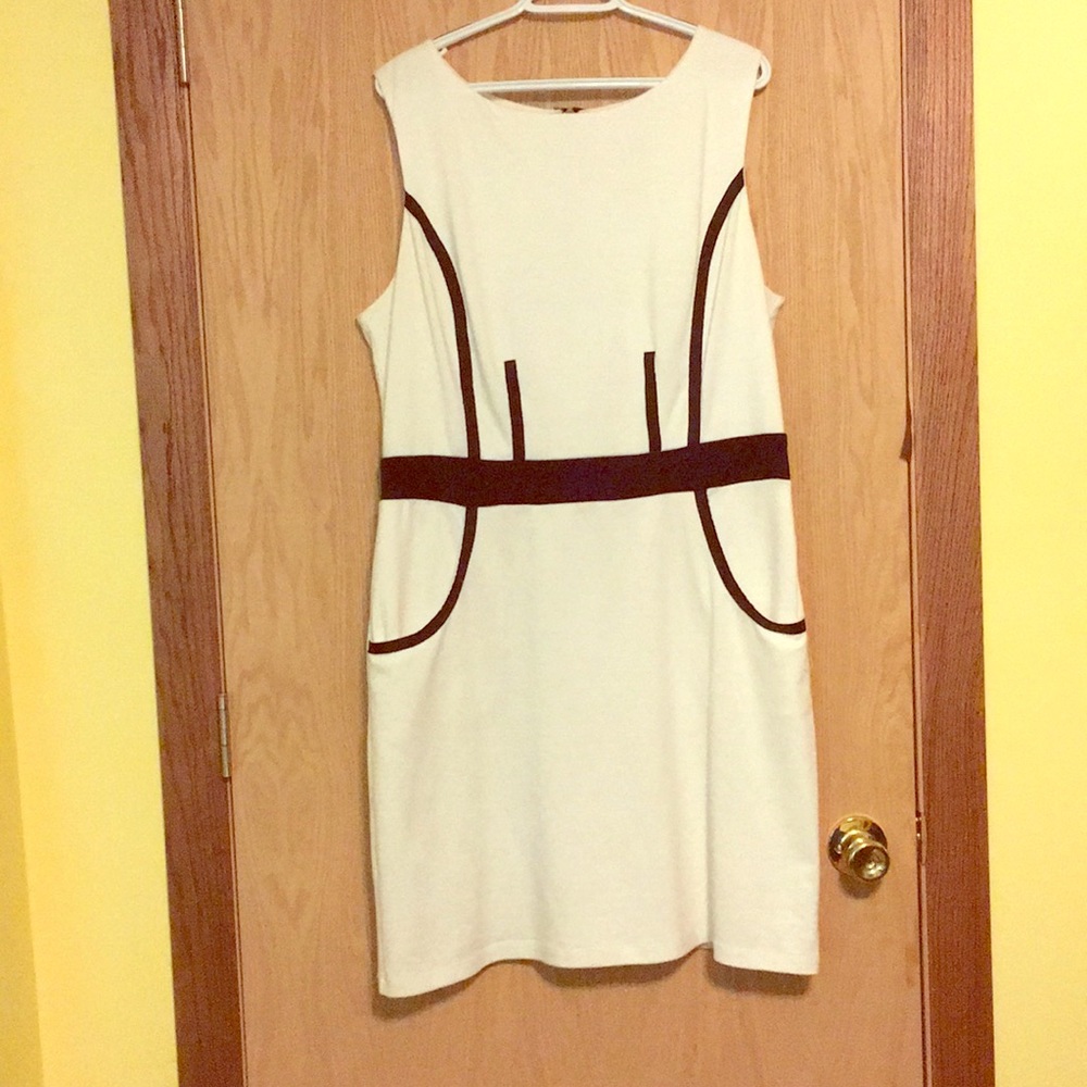 Beautiful Structured Dress Black & White 3/$15